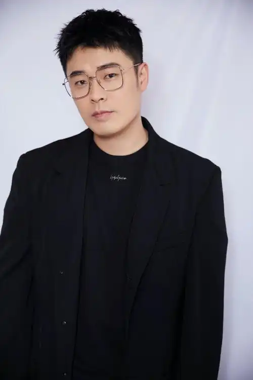 陈赫写真简约有型一展时尚品格