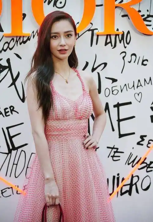 女明星真的好会美丽杨颖穿粉色吊带纱裙真的绝美的挺高级