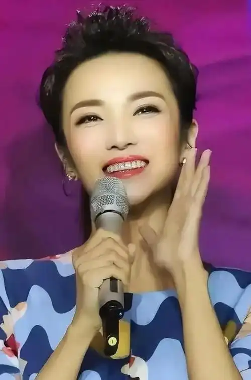 被造谣与韩红结婚的主持人管彤42岁生子后如今怎样了