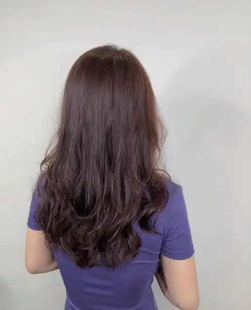 长发大波浪是很多女性都喜欢的一种发型,只看背影就很女神,卷曲的头发