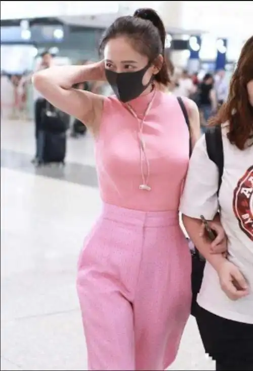 前不久陈乔恩还在微博上爆料了自己的体重,称自己现在已经到了106斤