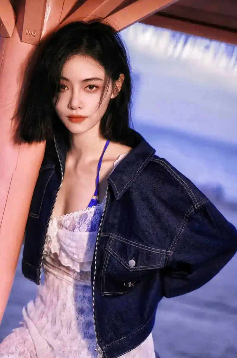 美女许佳琪,休闲牛仔衣,海边随拍,海风吹动着她的长发,自信又优雅.