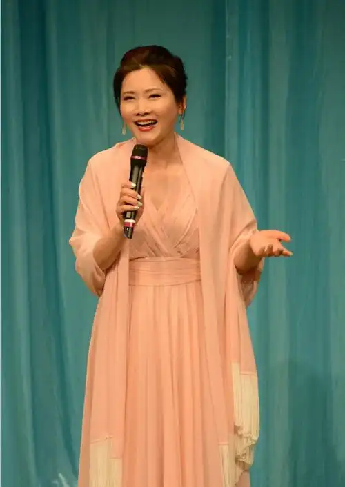 演员何赛飞近照曝光55岁还能美得这般优雅穿旗袍尽显好身材