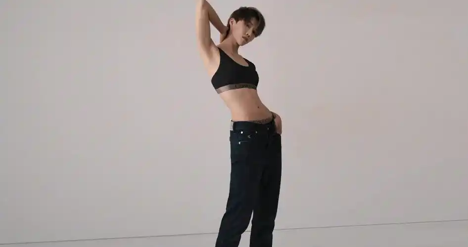 刘雨昕运动内衣大片曝光 大秀中性美腹肌线条性感