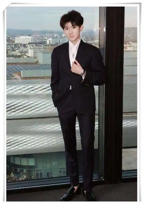 18岁王源太拼了!为凹高级脸烫羊毛卷发型,搭黑色西装效果好惊艳