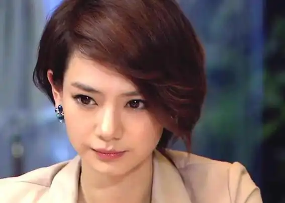 图都市偶像剧爱情睡醒了开播戚薇剧照体现成熟爽朗的御姐形象