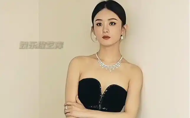 赵丽颖 一袭黑色抹胸礼裙,出席白玉兰提名酒会,搭配丸子头,身材超好