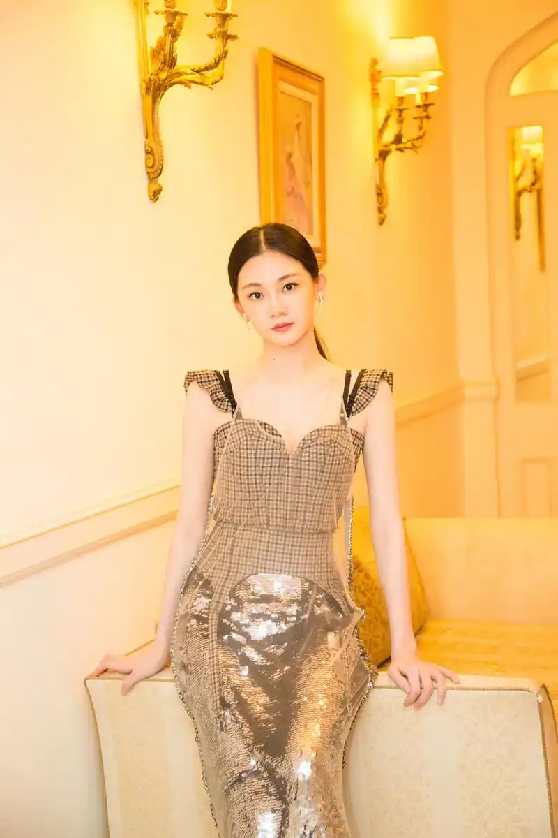 女星苗苗,身穿修身长裙突显十足的女神气质