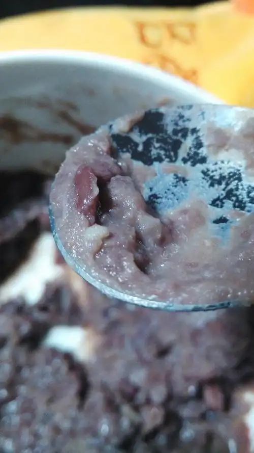 这次红豆烧的很烂想做豆沙,发现有好多像勺子里一类的白色东西,这是