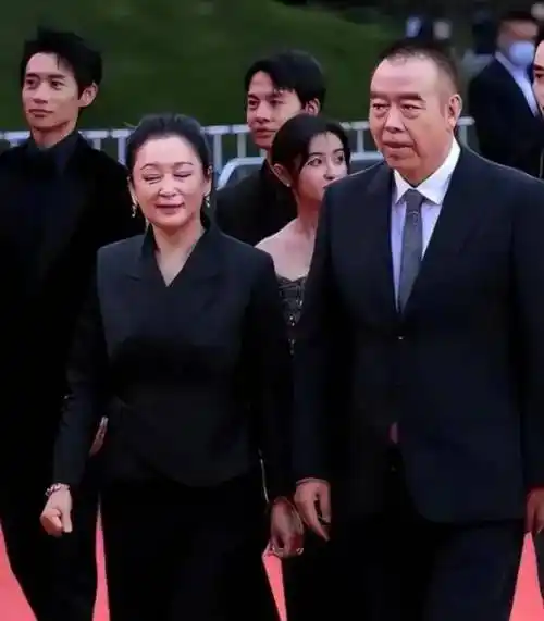 陈凯歌携三婚老婆走红毯!小17岁陈红"断崖式"衰老满脸沧桑