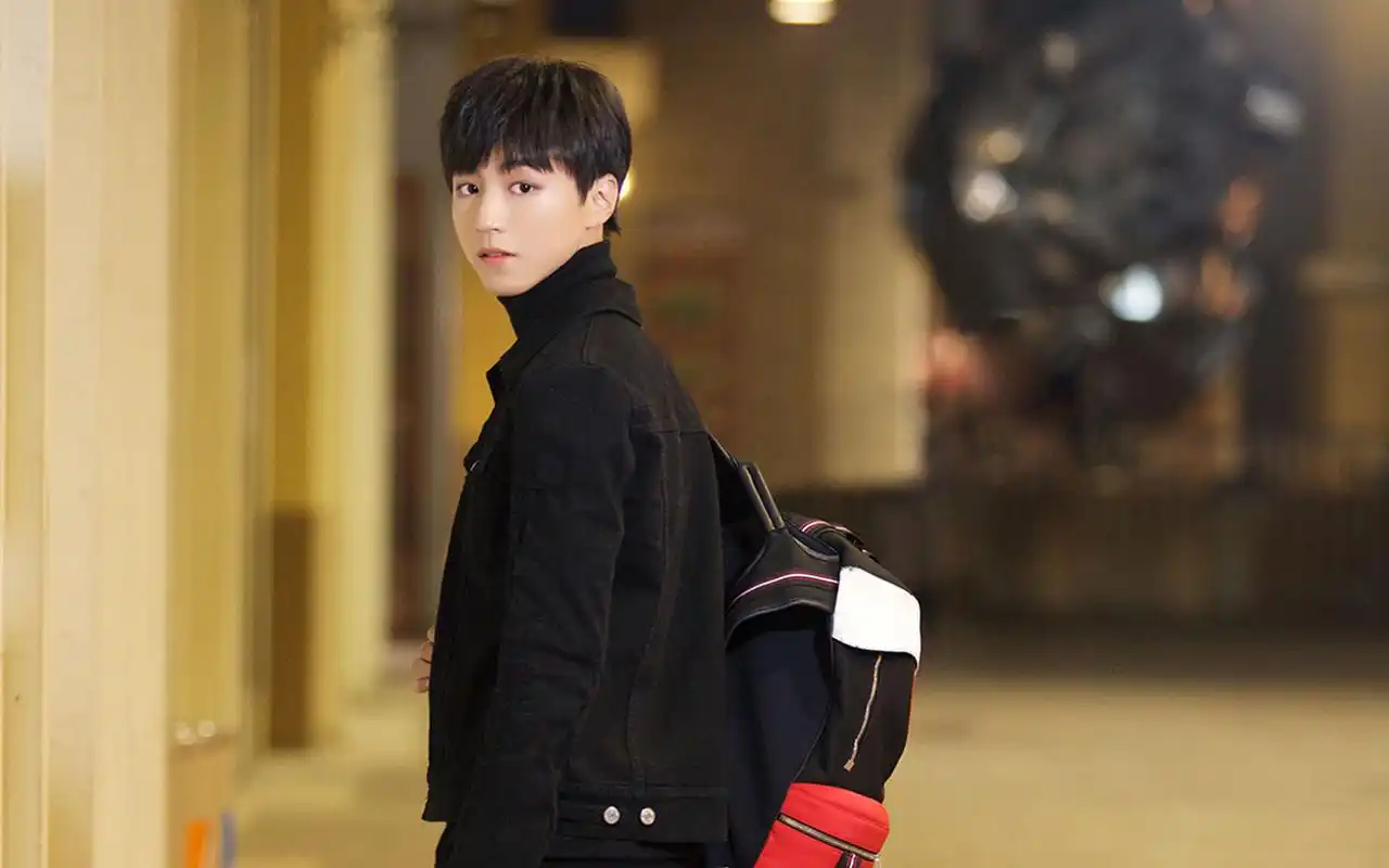 人气鲜肉王俊凯高清时尚街拍写真图片桌面壁纸下载