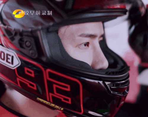 1 / 6 又撩又苏的酷盖,头盔杀瞬间要命,挑眉杀也甜甜惹人爱,有王一博