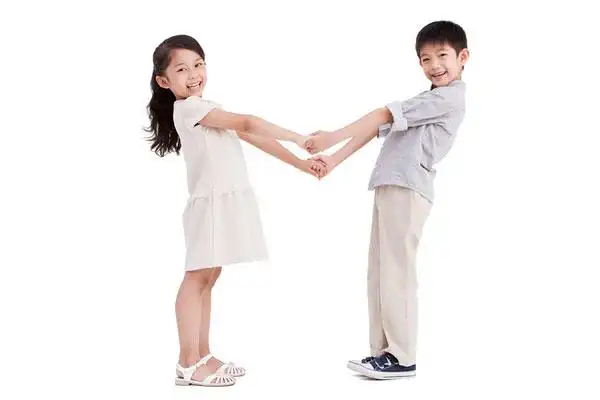 小男孩和小女孩牵手