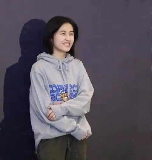 看张子枫的性格,就可以发现她真的挺随性的,因为年龄小,她也不会因为