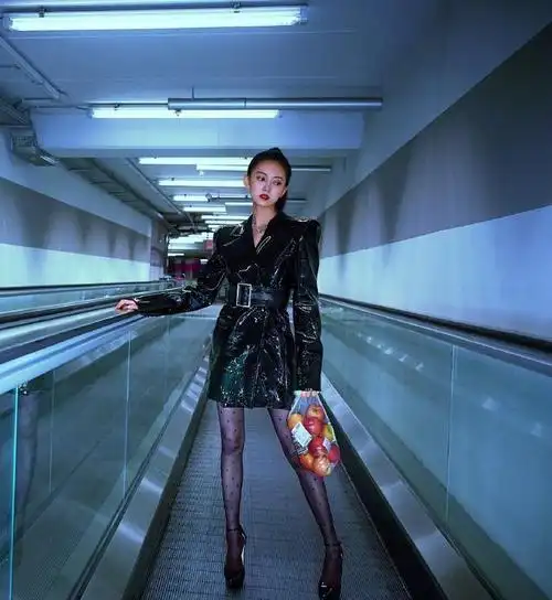 陈钰琪真没给唐嫣丢脸穿皮裙配黑色波点丝袜性感又不失霸气