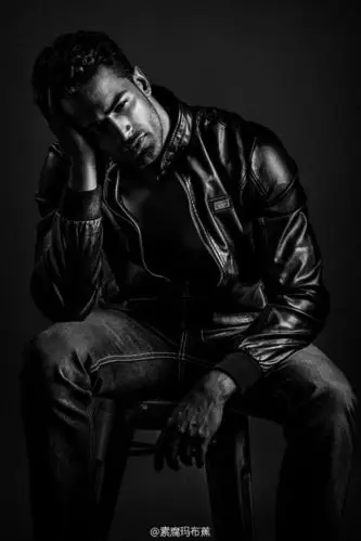 黑白片的肌肉绅士男