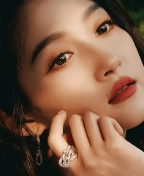 关晓彤分享海边美照,一袭白裙宛如新娘,大秀纤细美腿惹人爱