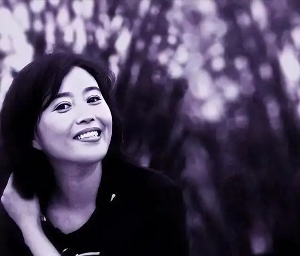 他们最初并不赞成丁嘉丽报考戏剧学院,但丁嘉丽从小就有着坚定的个人