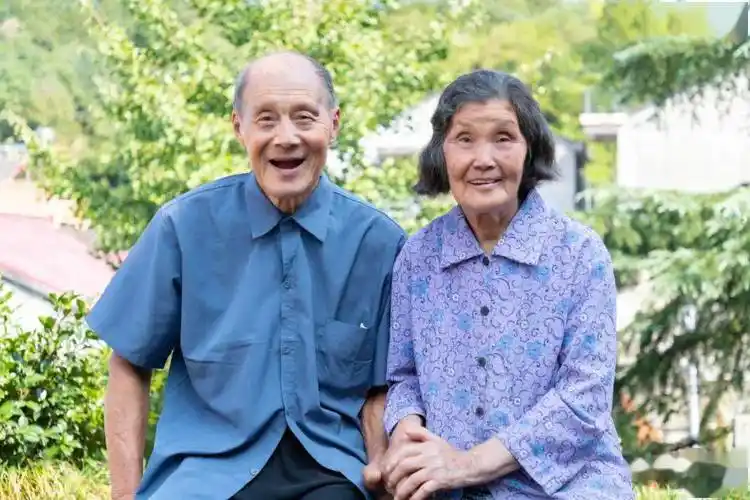 檀溪镇为60岁老人免费拍摄甜蜜合影_活动_夫妻_爱情