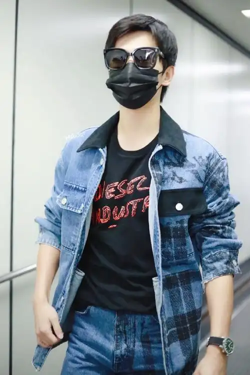 杨洋今日份机场路透图一身蓝色格子牛仔look,酷帅有型的新鲜咩～最后