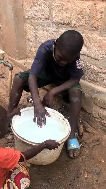 非洲孩子接水,就像发现了新大陆,这么清的水在非洲我也是首次见
