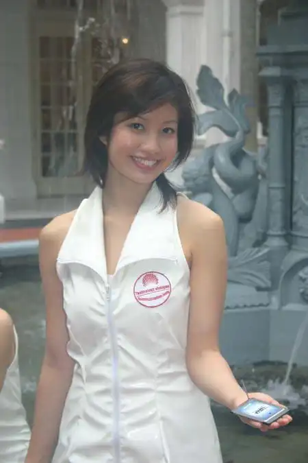 图文:华为公司美女展示最新推出的3g终端