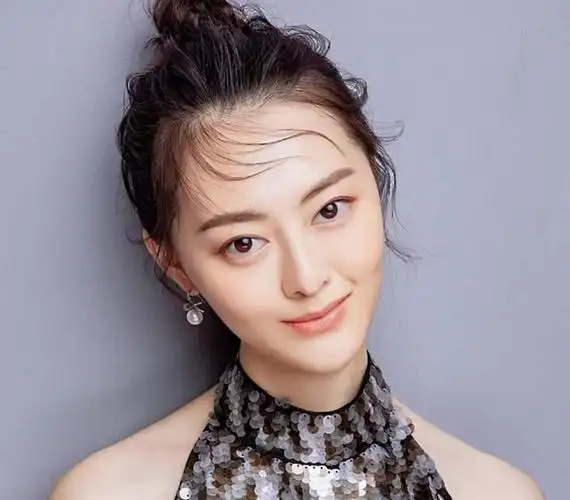 陈格回国后也曾进入过娱乐圈,是越剧团青年演员兼舞蹈演员,能歌善舞