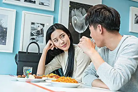 甜蜜的年轻情侣在餐厅用餐