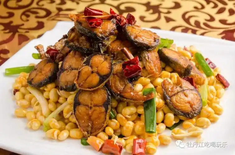 室干净整洁的室内环境,有大厅及包厢可供选择金牌牛骨特色菜馆【总店