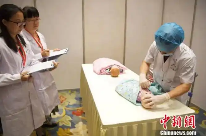 资料图:儿科医生正在进行体格检查临床技能操作比赛. 韩苏原 摄