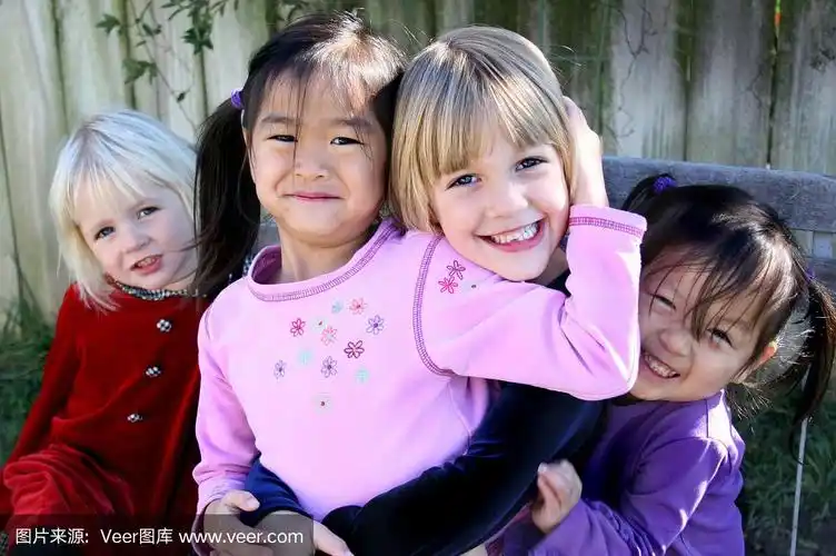 四个小女孩玩得很开心
