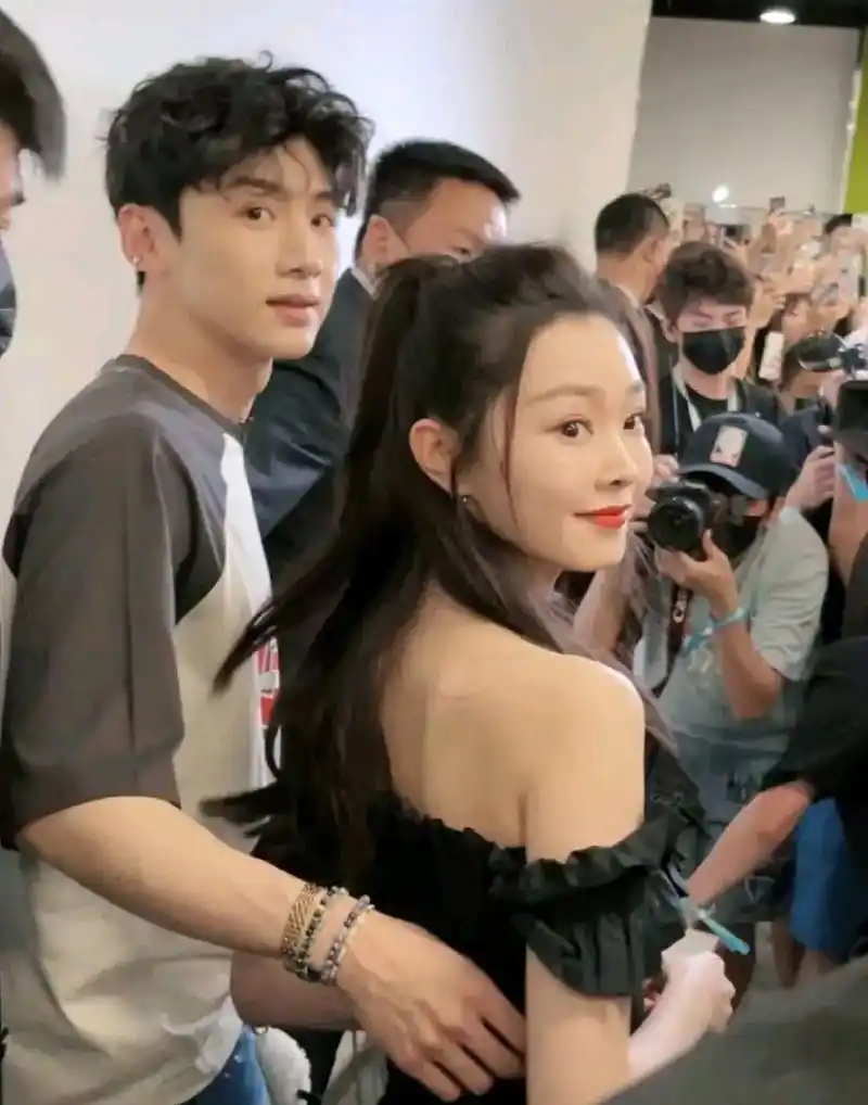 宋轶和白敬亭恋情曝光后,终于合体公开亮相了!