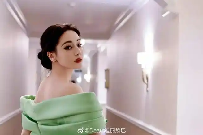 迪丽热巴首位破3000w点赞女明星#迪丽热巴给粉丝的八千万粉丝咐利
