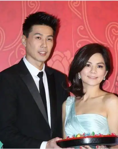 ella越来越有女人味儿子帅气像她老公她才是人生赢家