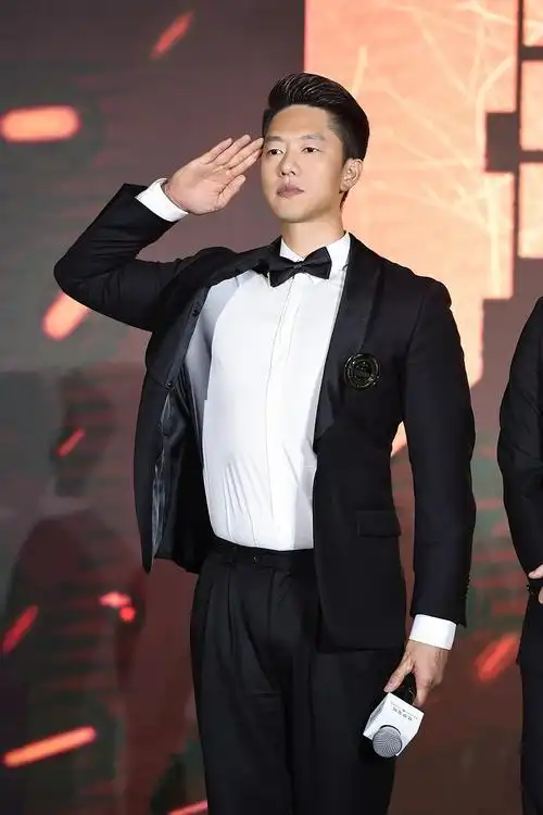 凌潇肃出席新片发布会 特警队二队长热血报到