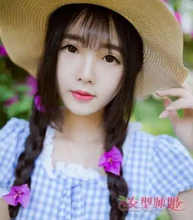 麻花辫发型,将耳尖上的头发梳成两边蓬松的编发,编发辫子用小皮筋将