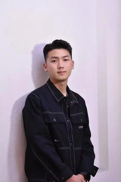 这款男士三七侧背发型非常适合那些喜欢简约