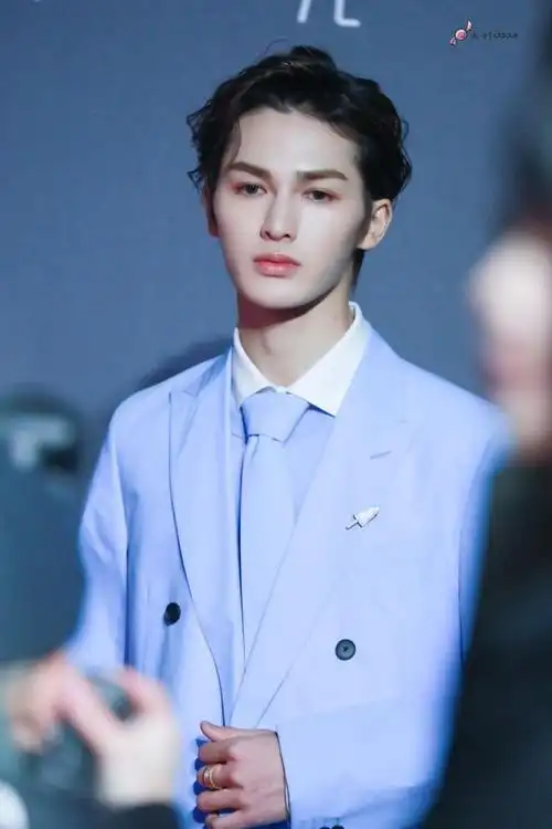 18日晚,朱正廷一袭浅蓝色西装亮相mahb时尚先生盛典红毯,蓝色西装给