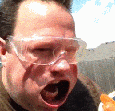 爆笑gif图:小伙子不要哭了,这就给你去买玩具车