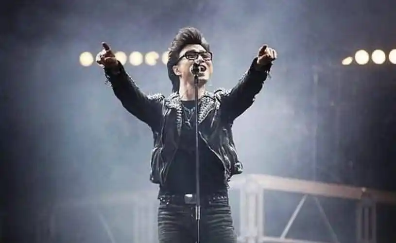 汪峰摇滚传奇不再,演唱会赔本无人买票,台上干唱好心酸_时候_歌曲_创