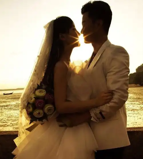 吴京与妻子谢楠的甜蜜婚纱照