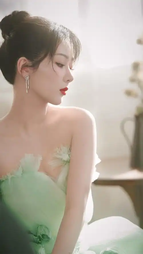 悠悠倩影 春日漫游92紫妹好仙好美啊~#杨紫绿色抹胸纱裙