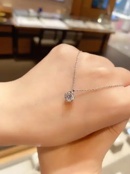 谢瑞麟50分钻石吊坠合集经典与时尚搭配