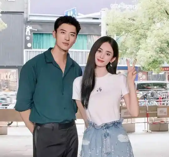 徐开骋虽然没有对外公开恋情,但他跟张天爱(31岁)从2019年开始传绯闻