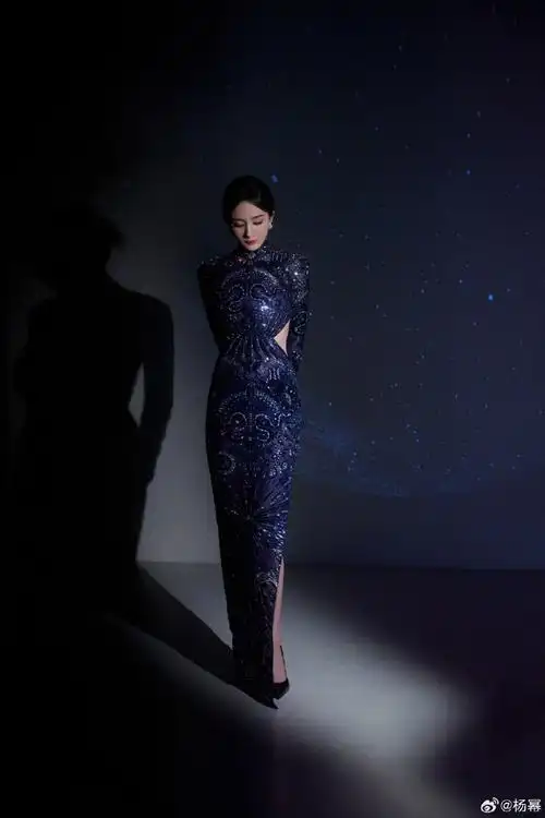 杨幂穿的裙子是孤独症儿童画的##杨幂 这是我穿过最美的裙子