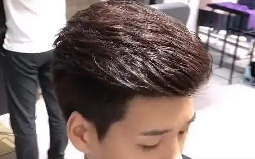 【男生发型】二八斜背 彰显成熟稳重 要想混的好 头发往后倒