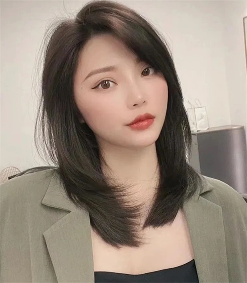 三七分刘海发型,张扬时尚个性,带给人别样的甜美,利落干练知性.