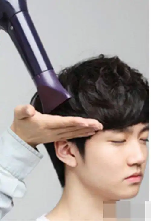 出男生的独特魅力,微卷头发是剪出层次,和男生的气场般配的发型设计