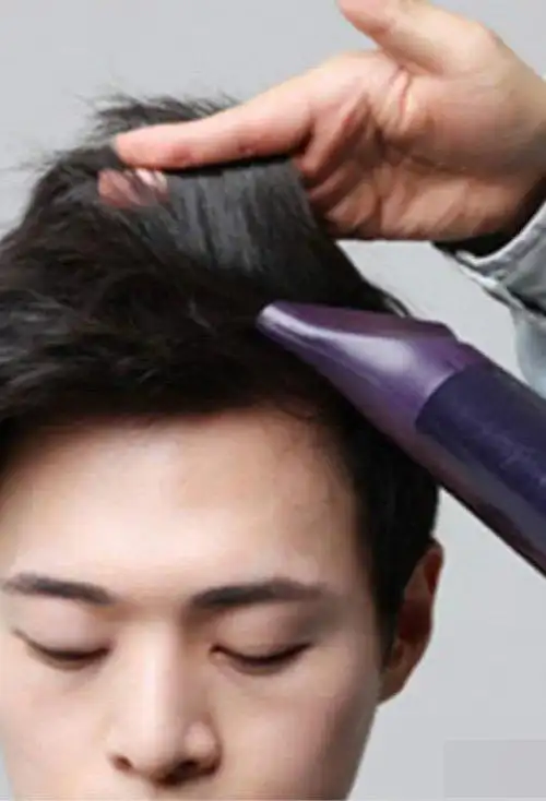 度,后脑勺头发是直接剃短,青春魅力度较好体现,超级棒的男生发型设计