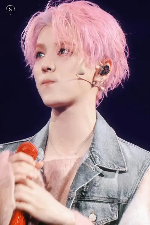 鹿晗帮粉丝跟领导请假#爱豆就是要染发!